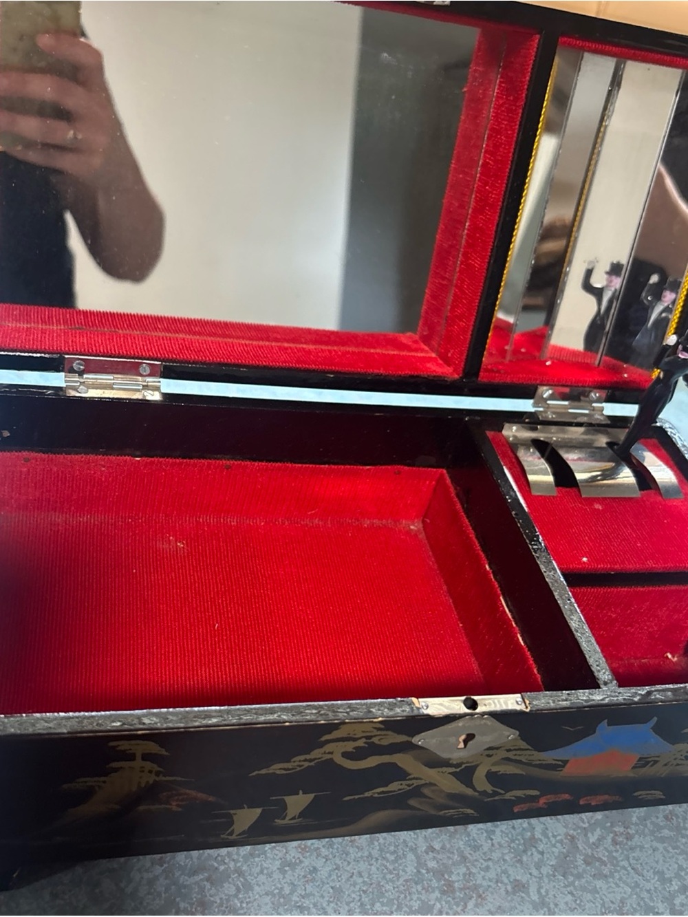 Black Lacquered Japanese Scenic Jewelry Box with Gold & Red Detail - Picture 14 of 16
